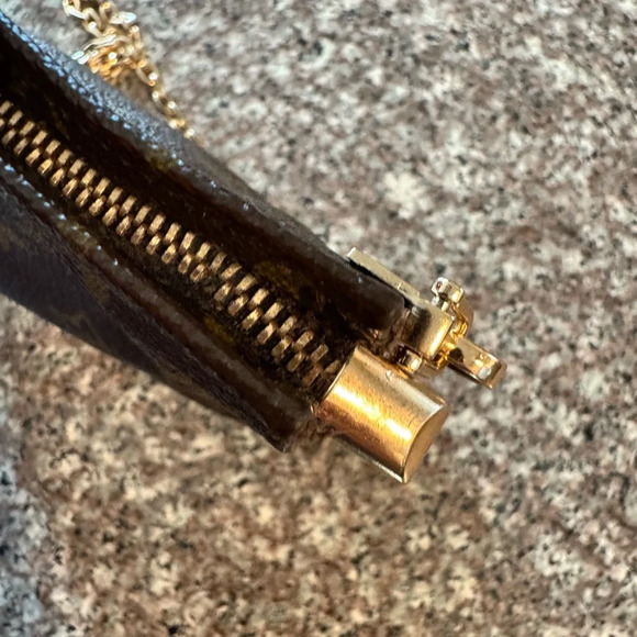 - Vintage LOUIS VUITTON Monogram Pouche Toilette 26 Clutch Bag converted - Picture 11 of 17